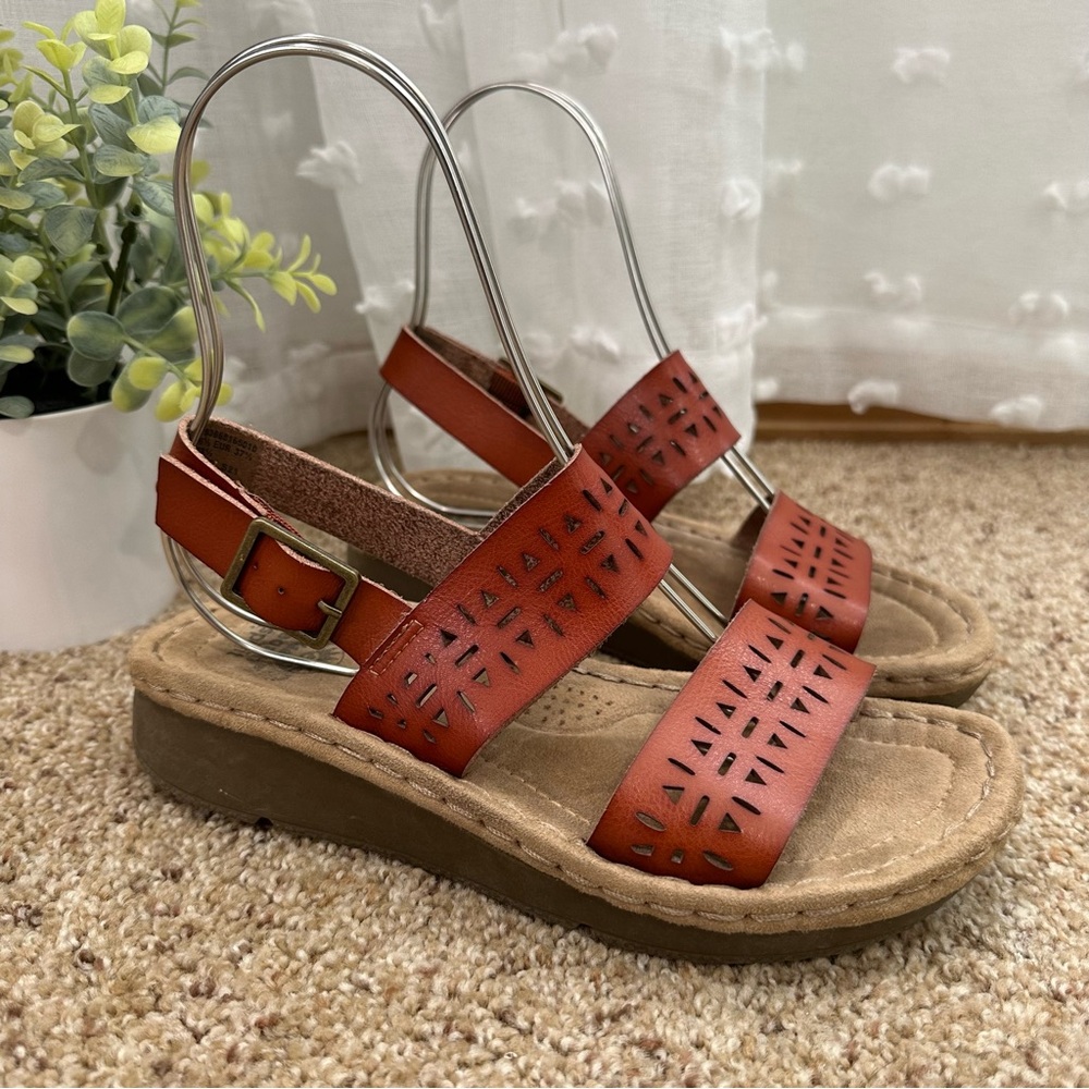Earth Spirit Women’s Meghan Strappy Perforated Cut Comfort Sandals